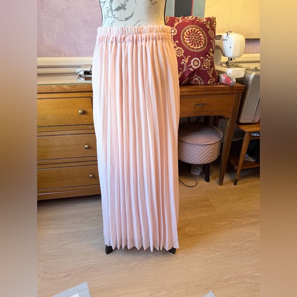 Elegant Pleated Maxi Skirt in Light Pink - Picture 7 of 11